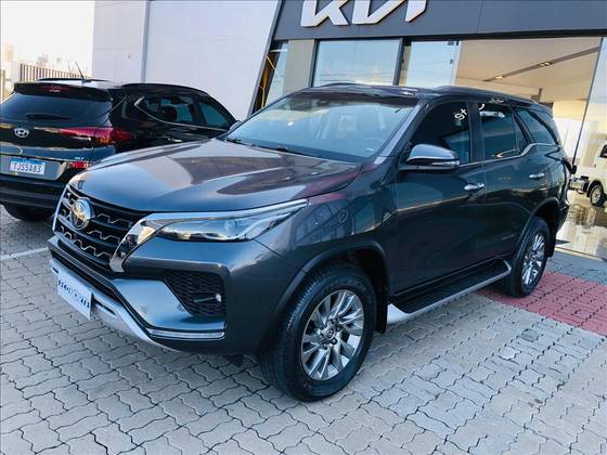 TOYOTA HILUX SW4 2.8 D-4D TURBO DIESEL SRX 4X4 AUTOMÁTICO